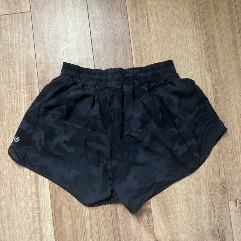 Lululemon black camo high rise hotty hot short size 6 4”